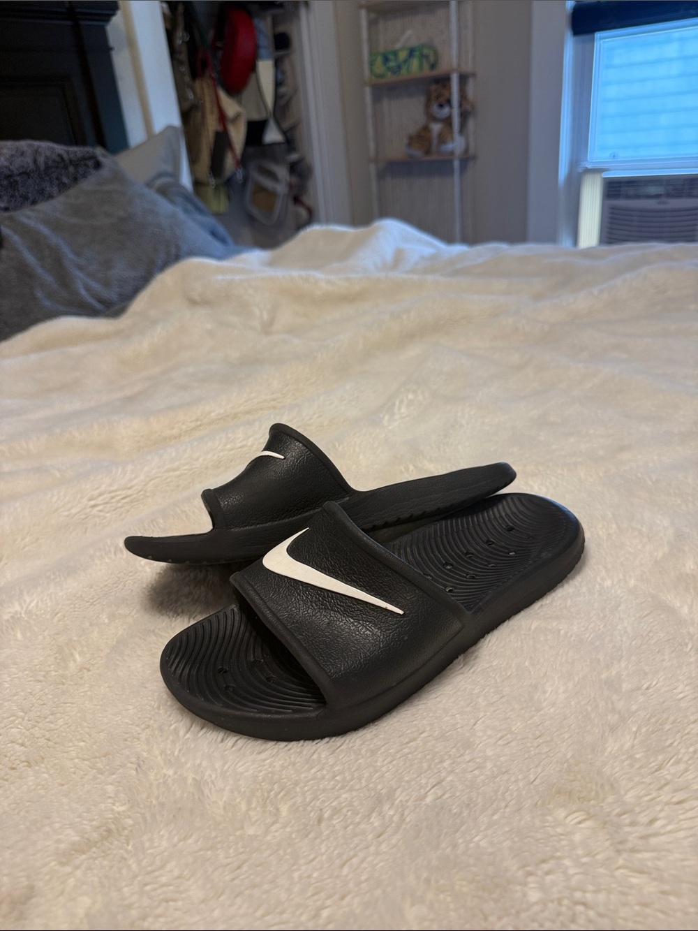 Nike women’s Black Slide Sandals - Picture 2 of 7
